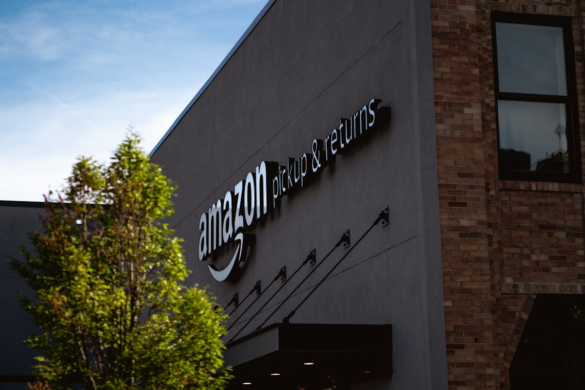 A shipping parcel beside an Amazon FBA box — dropshipping versus FBA