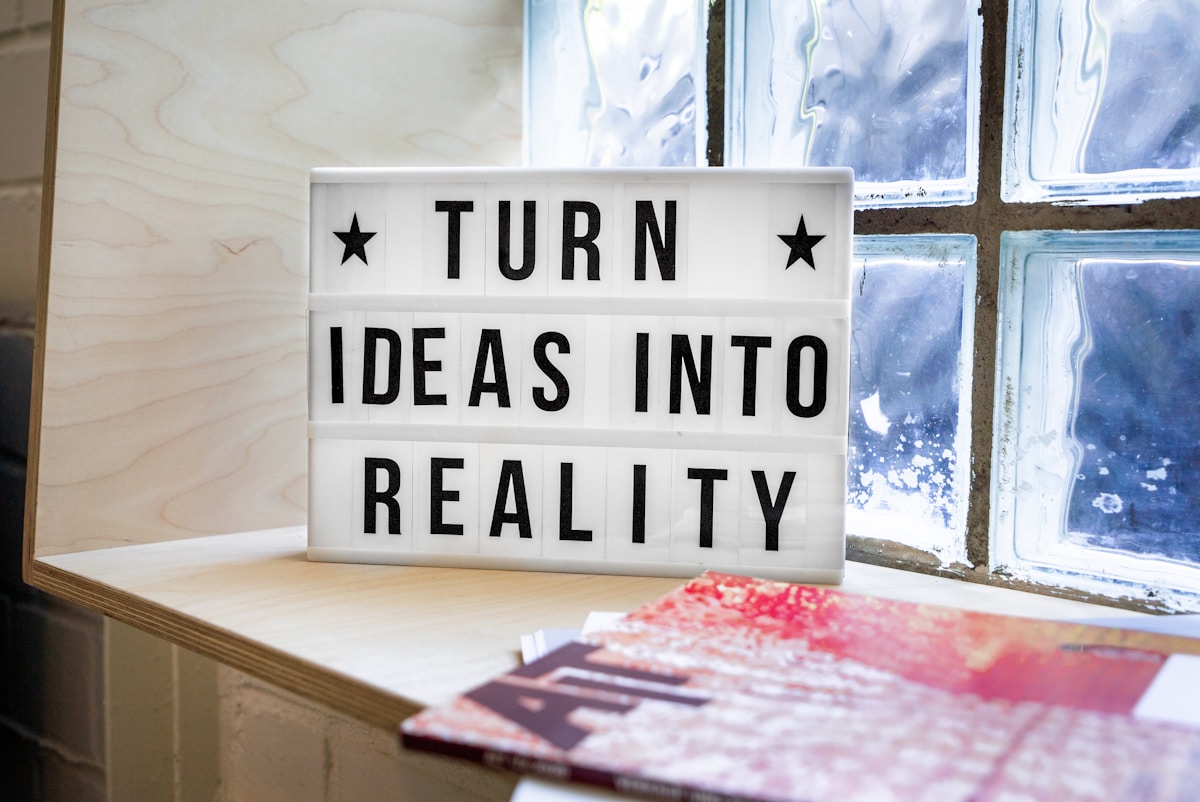 A quote board on a desk — planning a dropshipping launch